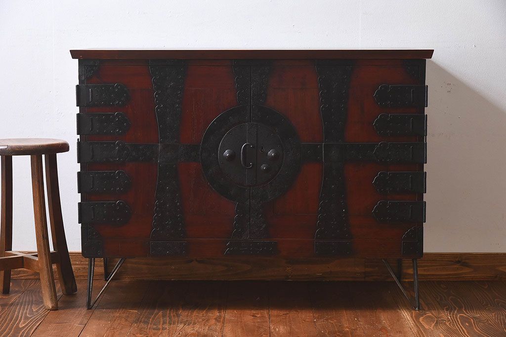 アンティーク家具　和製アンティーク　漆塗り　観音開き戸!鉄脚付き箪笥ローチェスト(衣装箪笥、引き出し)