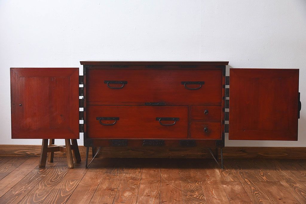 アンティーク家具　和製アンティーク　漆塗り　観音開き戸!鉄脚付き箪笥ローチェスト(衣装箪笥、引き出し)