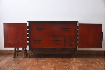 アンティーク家具　和製アンティーク　漆塗り　観音開き戸!鉄脚付き箪笥ローチェスト(衣装箪笥、引き出し)