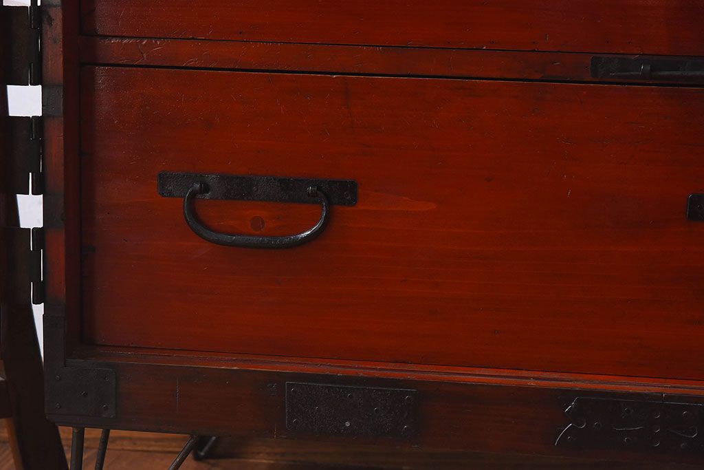 アンティーク家具　和製アンティーク　漆塗り　観音開き戸!鉄脚付き箪笥ローチェスト(衣装箪笥、引き出し)