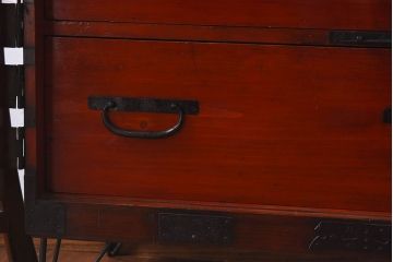 アンティーク家具　和製アンティーク　漆塗り　観音開き戸!鉄脚付き箪笥ローチェスト(衣装箪笥、引き出し)