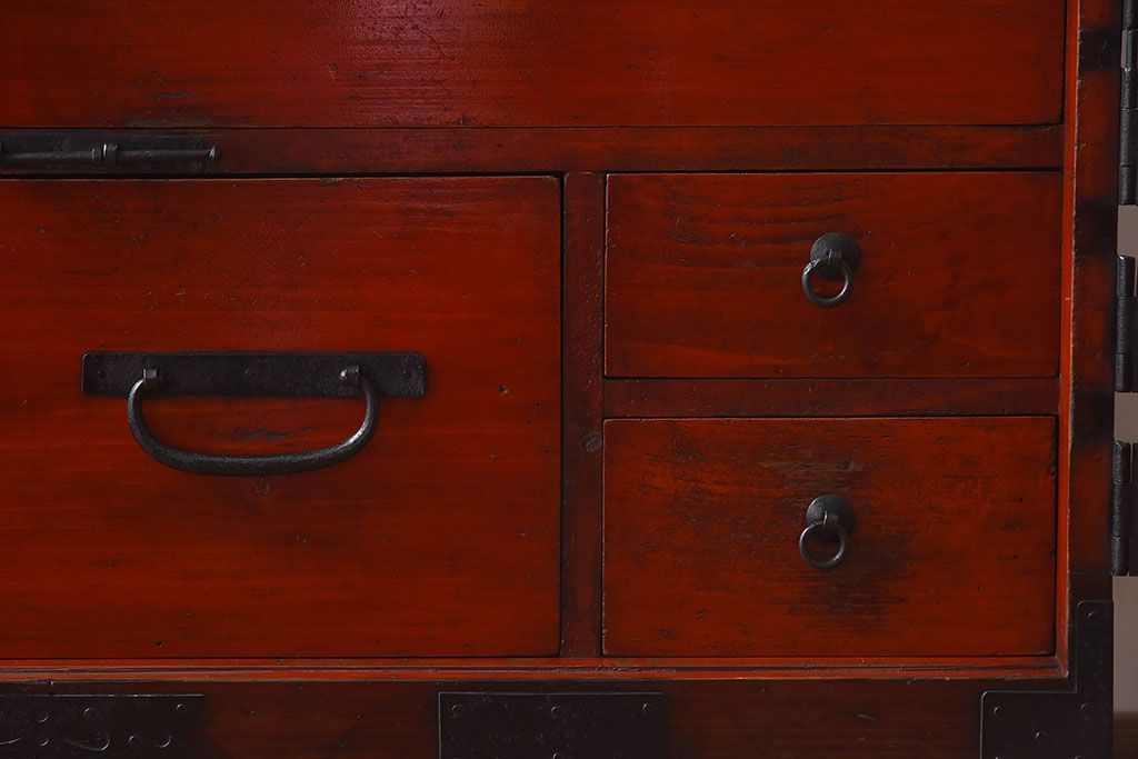 アンティーク家具　和製アンティーク　漆塗り　観音開き戸!鉄脚付き箪笥ローチェスト(衣装箪笥、引き出し)