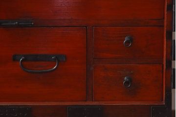 アンティーク家具　和製アンティーク　漆塗り　観音開き戸!鉄脚付き箪笥ローチェスト(衣装箪笥、引き出し)