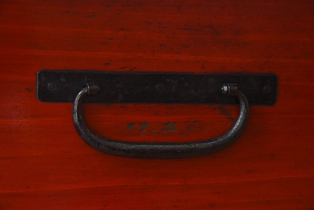 アンティーク家具　和製アンティーク　漆塗り　観音開き戸!鉄脚付き箪笥ローチェスト(衣装箪笥、引き出し)