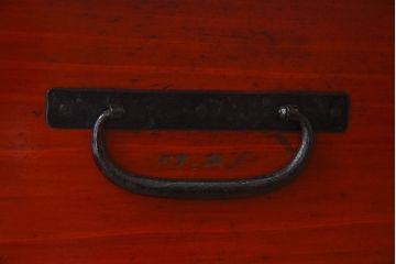 アンティーク家具　和製アンティーク　漆塗り　観音開き戸!鉄脚付き箪笥ローチェスト(衣装箪笥、引き出し)