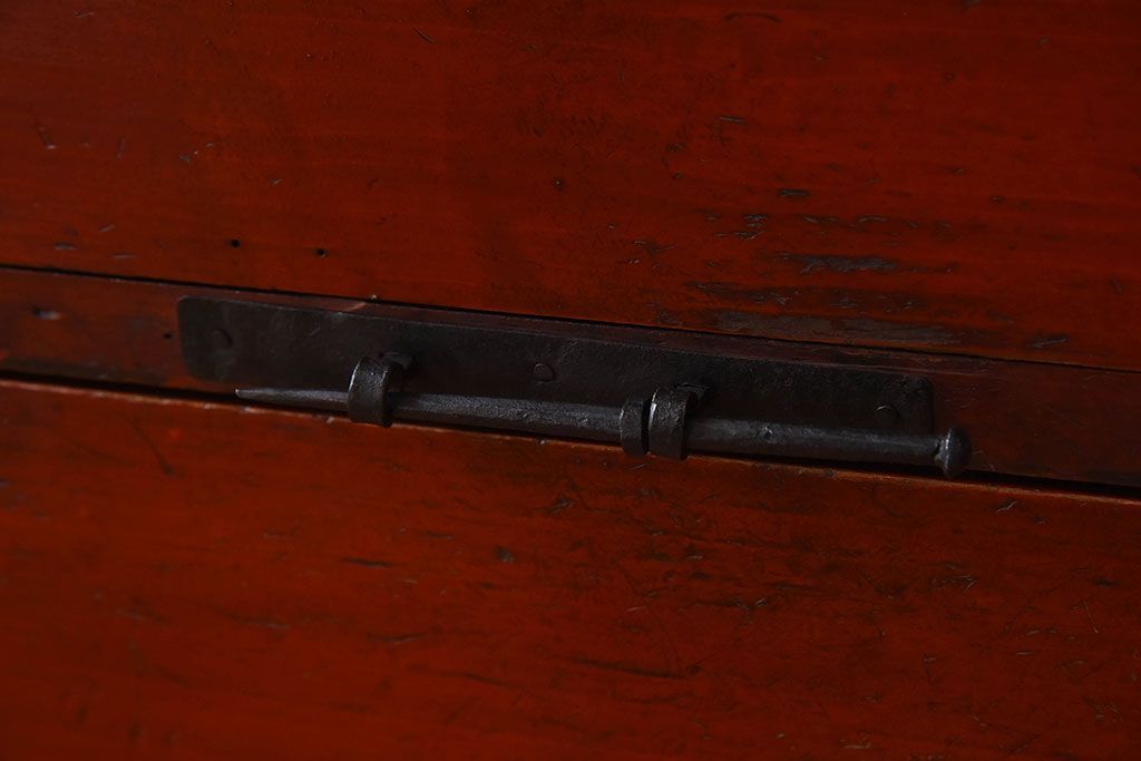 アンティーク家具　和製アンティーク　漆塗り　観音開き戸!鉄脚付き箪笥ローチェスト(衣装箪笥、引き出し)