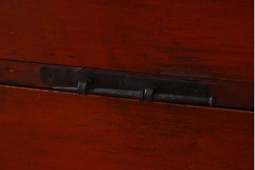 アンティーク家具　和製アンティーク　漆塗り　観音開き戸!鉄脚付き箪笥ローチェスト(衣装箪笥、引き出し)