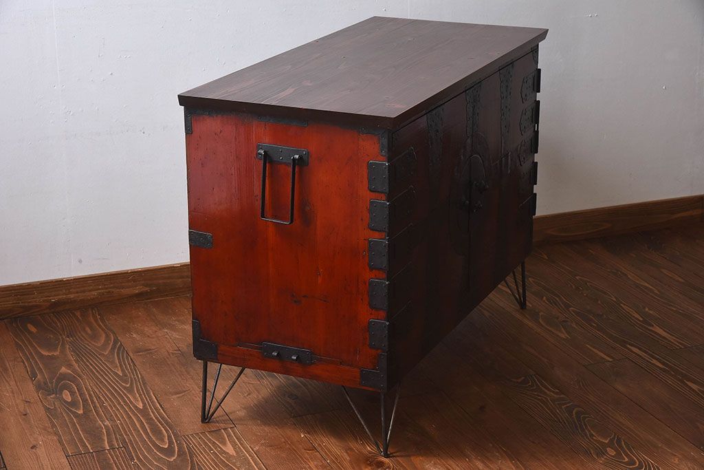 アンティーク家具　和製アンティーク　漆塗り　観音開き戸!鉄脚付き箪笥ローチェスト(衣装箪笥、引き出し)