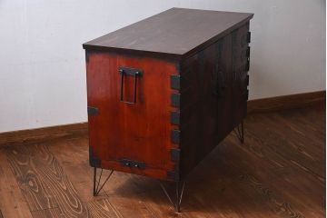 アンティーク家具　和製アンティーク　漆塗り　観音開き戸!鉄脚付き箪笥ローチェスト(衣装箪笥、引き出し)