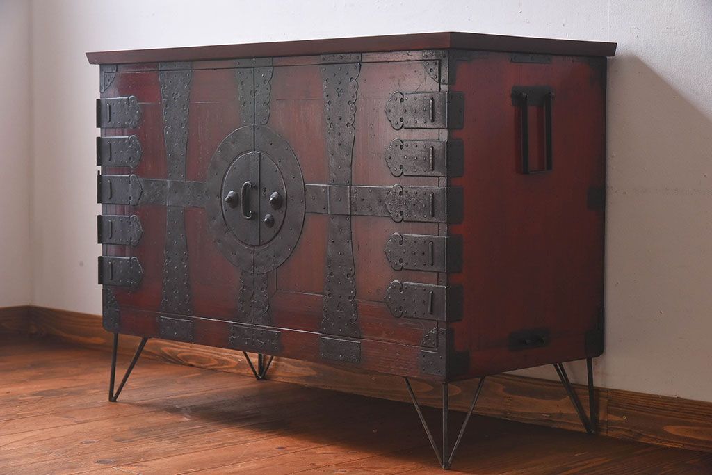 アンティーク家具　和製アンティーク　漆塗り　観音開き戸!鉄脚付き箪笥ローチェスト(衣装箪笥、引き出し)