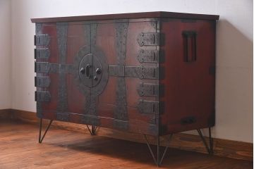 アンティーク家具　和製アンティーク　漆塗り　観音開き戸!鉄脚付き箪笥ローチェスト(衣装箪笥、引き出し)