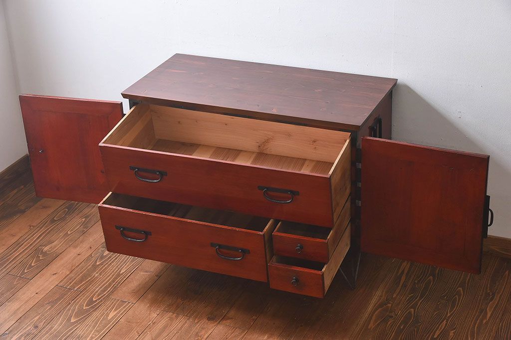 アンティーク家具　和製アンティーク　漆塗り　観音開き戸!鉄脚付き箪笥ローチェスト(衣装箪笥、引き出し)