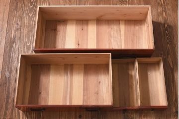 アンティーク家具　和製アンティーク　漆塗り　観音開き戸!鉄脚付き箪笥ローチェスト(衣装箪笥、引き出し)