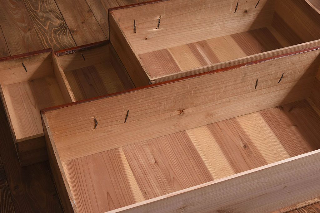 アンティーク家具　和製アンティーク　漆塗り　観音開き戸!鉄脚付き箪笥ローチェスト(衣装箪笥、引き出し)