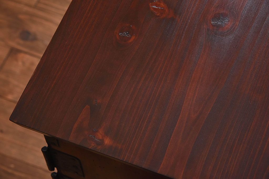 アンティーク家具　和製アンティーク　漆塗り　観音開き戸!鉄脚付き箪笥ローチェスト(衣装箪笥、引き出し)