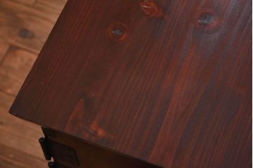 アンティーク家具　和製アンティーク　漆塗り　観音開き戸!鉄脚付き箪笥ローチェスト(衣装箪笥、引き出し)