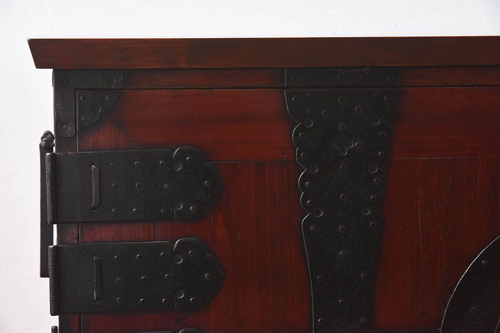 アンティーク家具　和製アンティーク　漆塗り　観音開き戸!鉄脚付き箪笥ローチェスト(衣装箪笥、引き出し)