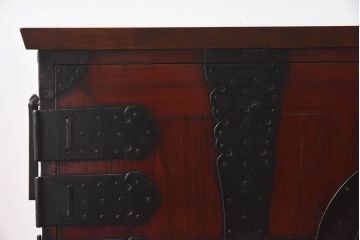 アンティーク家具　和製アンティーク　漆塗り　観音開き戸!鉄脚付き箪笥ローチェスト(衣装箪笥、引き出し)