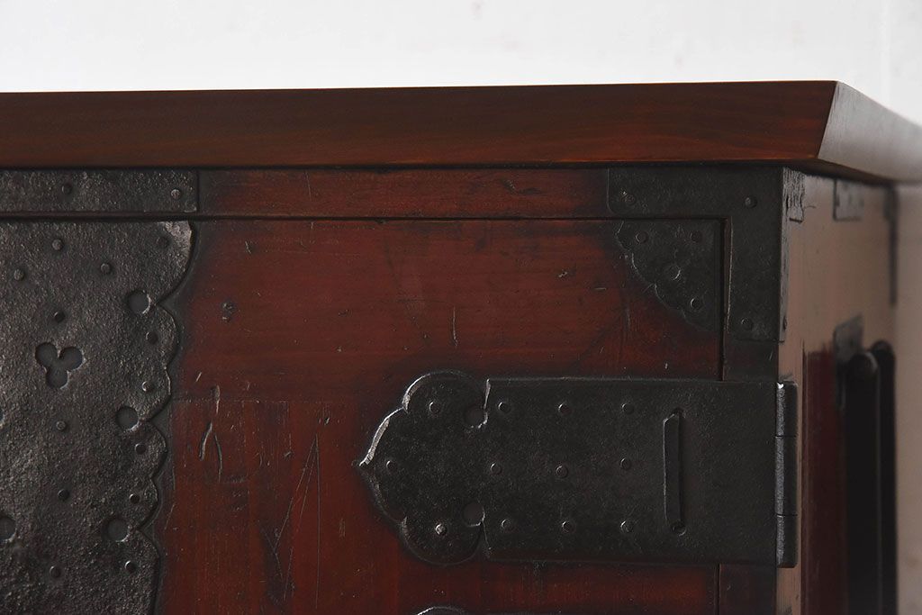 アンティーク家具　和製アンティーク　漆塗り　観音開き戸!鉄脚付き箪笥ローチェスト(衣装箪笥、引き出し)