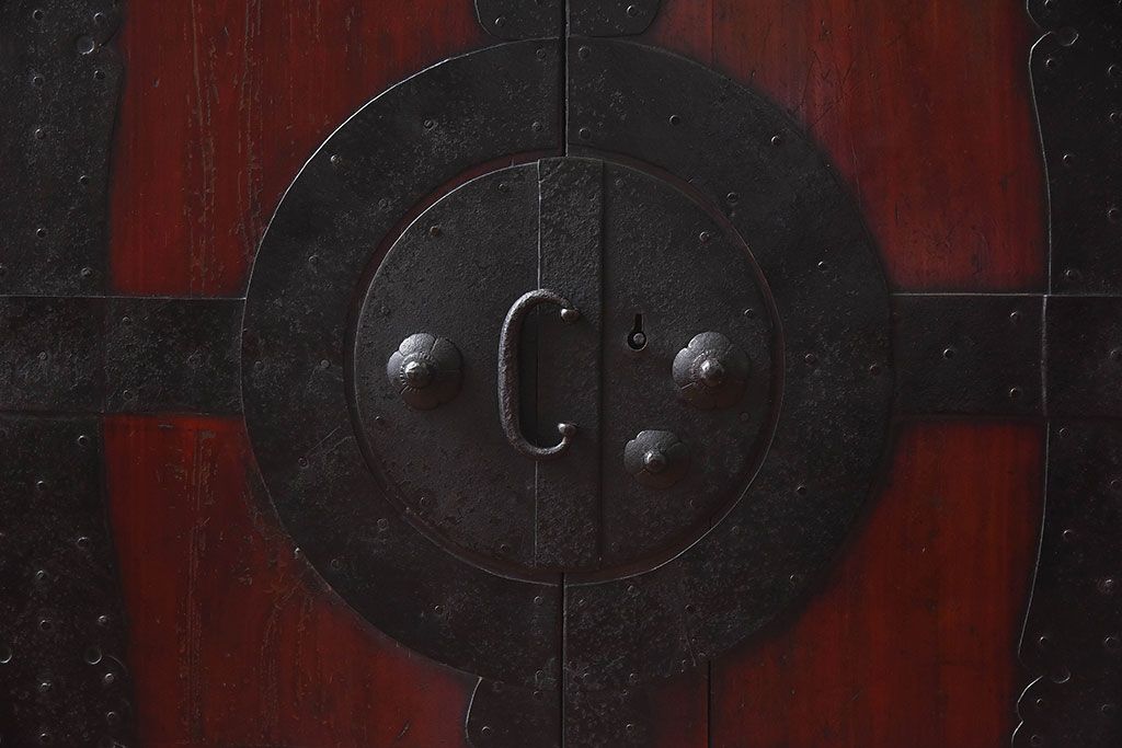 アンティーク家具　和製アンティーク　漆塗り　観音開き戸!鉄脚付き箪笥ローチェスト(衣装箪笥、引き出し)