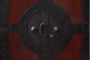 アンティーク家具　和製アンティーク　漆塗り　観音開き戸!鉄脚付き箪笥ローチェスト(衣装箪笥、引き出し)