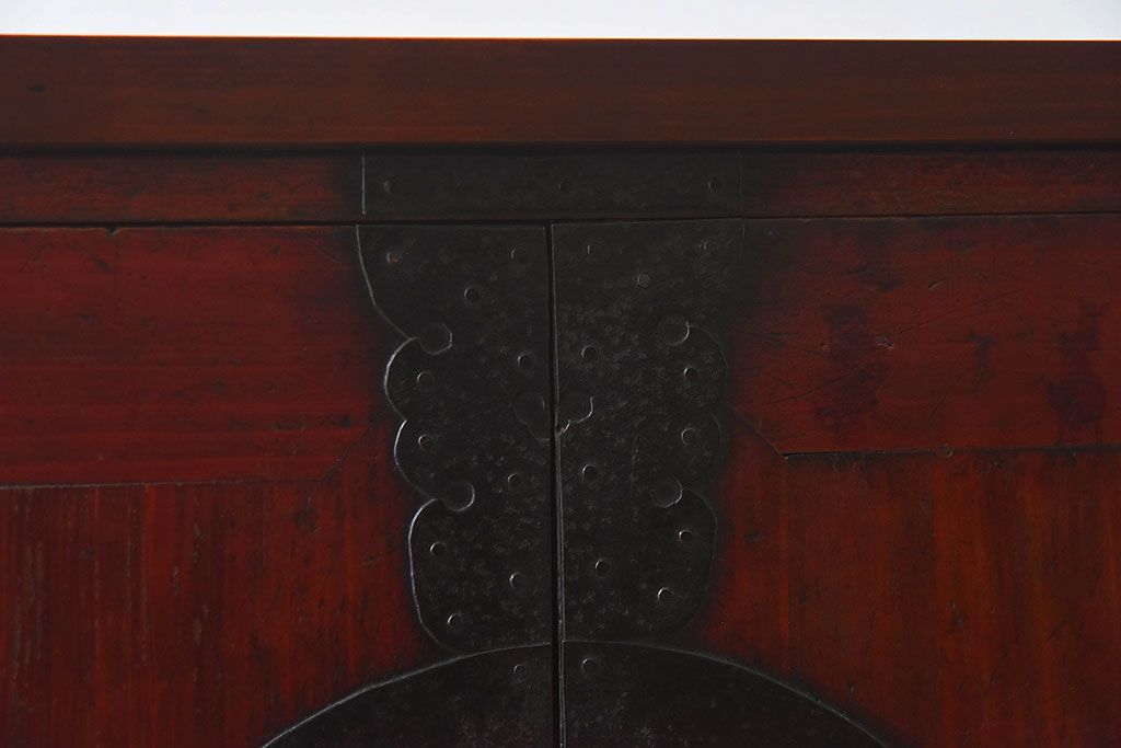 アンティーク家具　和製アンティーク　漆塗り　観音開き戸!鉄脚付き箪笥ローチェスト(衣装箪笥、引き出し)