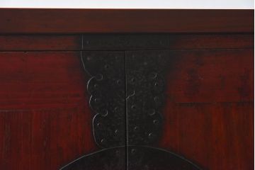 アンティーク家具　和製アンティーク　漆塗り　観音開き戸!鉄脚付き箪笥ローチェスト(衣装箪笥、引き出し)