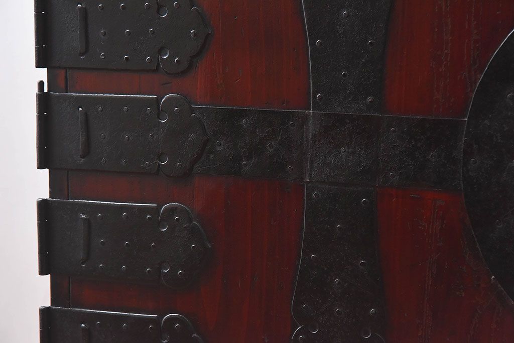 アンティーク家具　和製アンティーク　漆塗り　観音開き戸!鉄脚付き箪笥ローチェスト(衣装箪笥、引き出し)