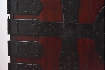 アンティーク家具　和製アンティーク　漆塗り　観音開き戸!鉄脚付き箪笥ローチェスト(衣装箪笥、引き出し)