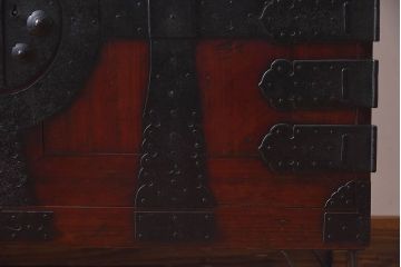 アンティーク家具　和製アンティーク　漆塗り　観音開き戸!鉄脚付き箪笥ローチェスト(衣装箪笥、引き出し)