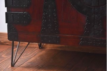 アンティーク家具　和製アンティーク　漆塗り　観音開き戸!鉄脚付き箪笥ローチェスト(衣装箪笥、引き出し)