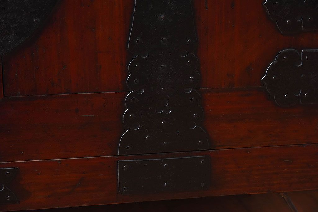 アンティーク家具　和製アンティーク　漆塗り　観音開き戸!鉄脚付き箪笥ローチェスト(衣装箪笥、引き出し)