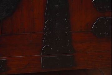 アンティーク家具　和製アンティーク　漆塗り　観音開き戸!鉄脚付き箪笥ローチェスト(衣装箪笥、引き出し)