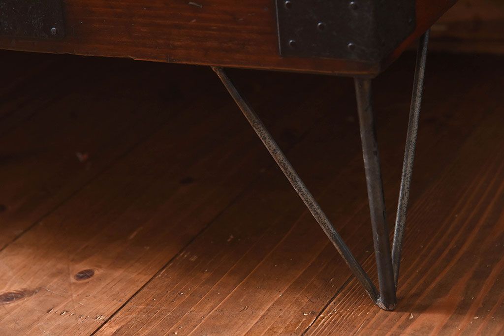 アンティーク家具　和製アンティーク　漆塗り　観音開き戸!鉄脚付き箪笥ローチェスト(衣装箪笥、引き出し)