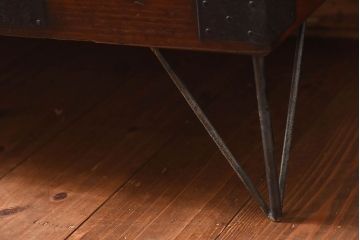 アンティーク家具　和製アンティーク　漆塗り　観音開き戸!鉄脚付き箪笥ローチェスト(衣装箪笥、引き出し)