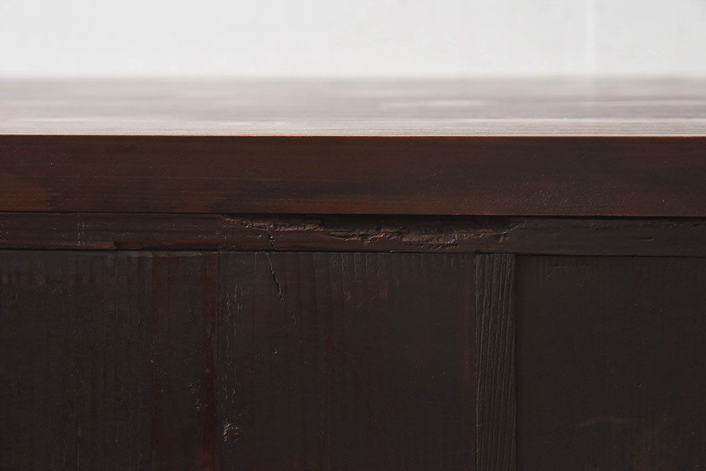 アンティーク家具　和製アンティーク　漆塗り　観音開き戸!鉄脚付き箪笥ローチェスト(衣装箪笥、引き出し)