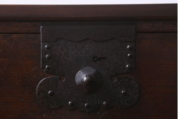 アンティーク家具　和製アンティーク　天板栗材　深みのある色合いが魅力的な箪笥ローボード(ローチェスト、衣装箪笥、テレビボード)