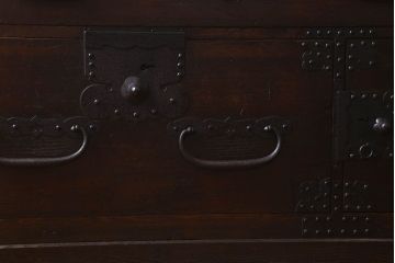 アンティーク家具　和製アンティーク　天板栗材　深みのある色合いが魅力的な箪笥ローボード(ローチェスト、衣装箪笥、テレビボード)
