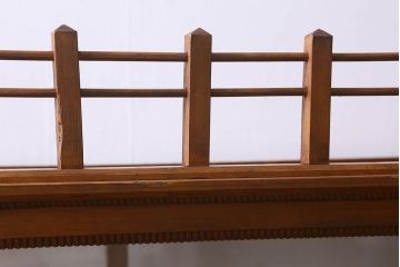 アンティーク家具　和製アンティーク　天板の飾りが魅力的なガラスケース(ショーケース、飾り棚、陳列棚)