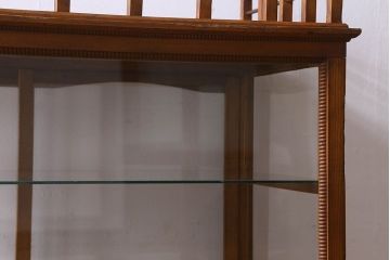 アンティーク家具　和製アンティーク　天板の飾りが魅力的なガラスケース(ショーケース、飾り棚、陳列棚)