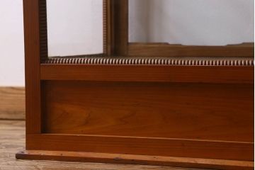アンティーク家具　和製アンティーク　天板の飾りが魅力的なガラスケース(ショーケース、飾り棚、陳列棚)