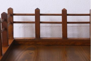 アンティーク家具　和製アンティーク　天板の飾りが魅力的なガラスケース(ショーケース、飾り棚、陳列棚)
