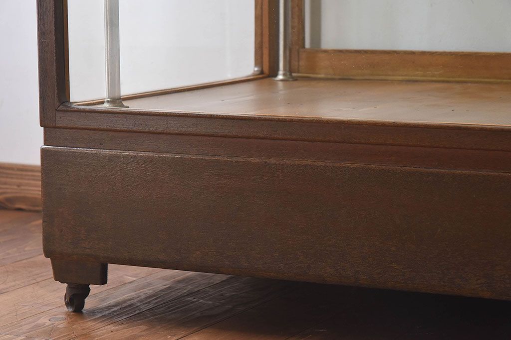 レトロ家具　昭和レトロ　大型　ナラ材　温かみのある雰囲気のガラスショーケース(飾り棚、陳列棚)