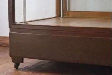 レトロ家具　昭和レトロ　大型　ナラ材　温かみのある雰囲気のガラスショーケース(飾り棚、陳列棚)