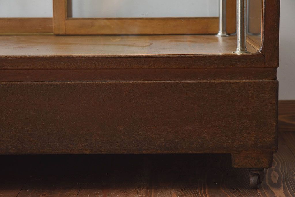 レトロ家具　昭和レトロ　大型　ナラ材　温かみのある雰囲気のガラスショーケース(飾り棚、陳列棚)