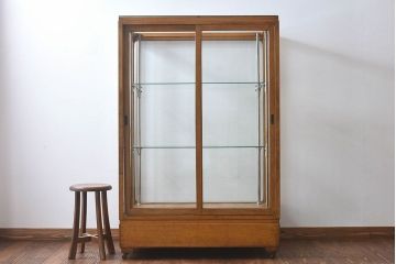 レトロ家具　昭和レトロ　大型　ナラ材　温かみのある雰囲気のガラスショーケース(飾り棚、陳列棚)
