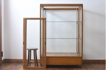 レトロ家具　昭和レトロ　大型　ナラ材　温かみのある雰囲気のガラスショーケース(飾り棚、陳列棚)