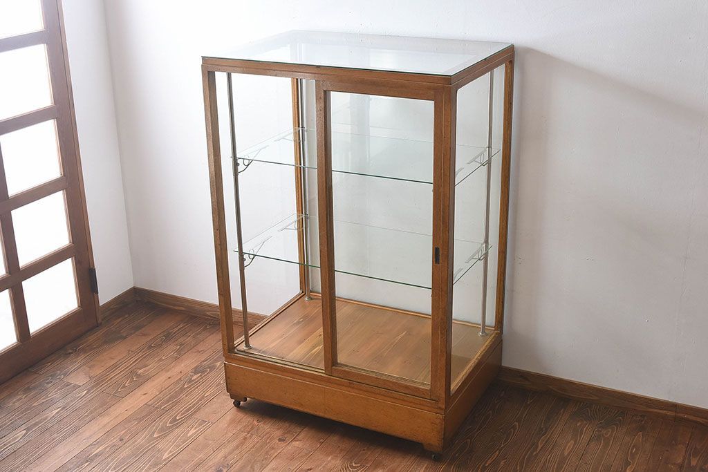 レトロ家具　昭和レトロ　大型　ナラ材　温かみのある雰囲気のガラスショーケース(飾り棚、陳列棚)