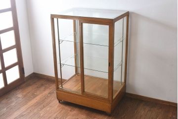 レトロ家具　昭和レトロ　大型　ナラ材　温かみのある雰囲気のガラスショーケース(飾り棚、陳列棚)
