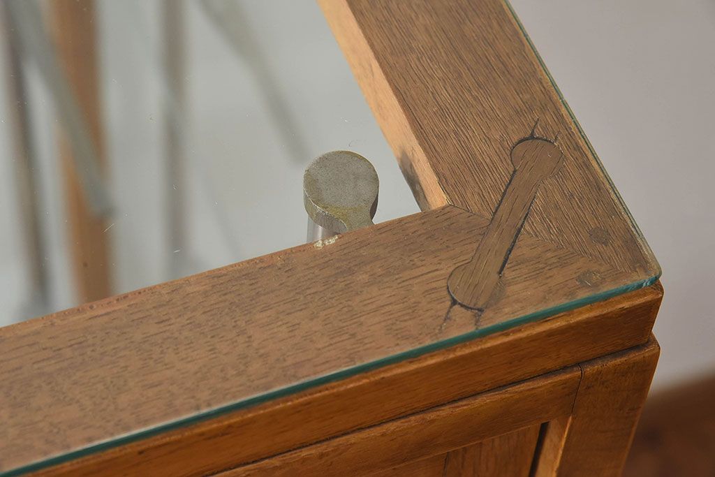 レトロ家具　昭和レトロ　大型　ナラ材　温かみのある雰囲気のガラスショーケース(飾り棚、陳列棚)